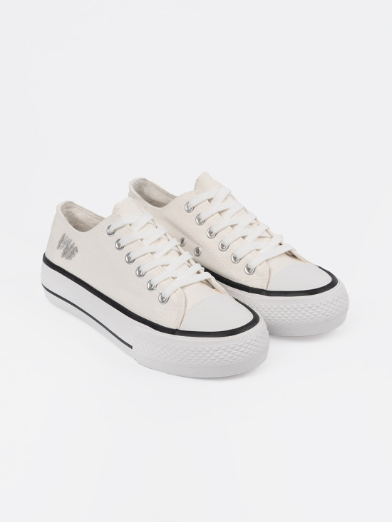 Weiße Sneakers mit Love-Schriftzug