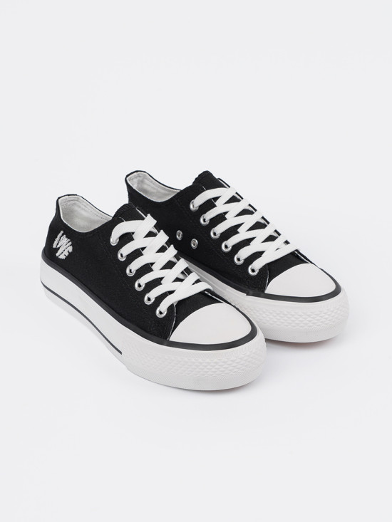 Schwarze Sneakers mit Love-Schriftzug