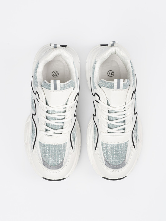 Weiß-grüne Sneakers mit dekorativen Einsätzen