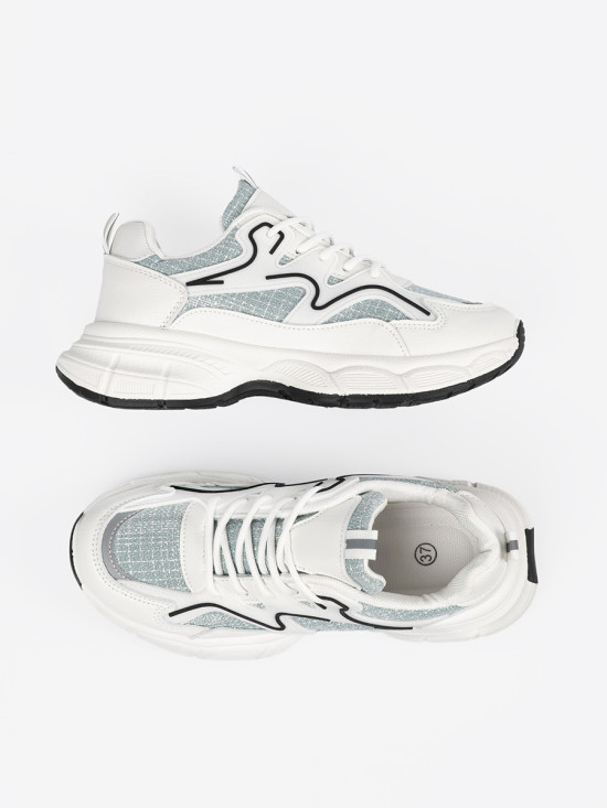 Weiß-grüne Sneakers mit dekorativen Einsätzen