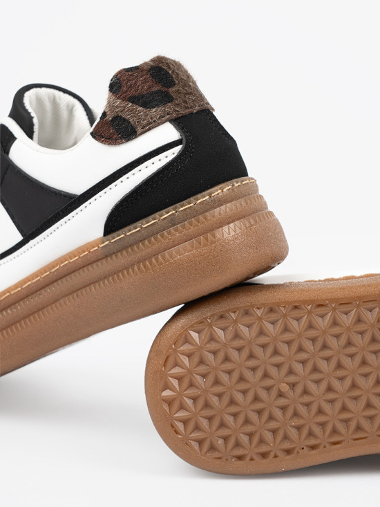 Schwarz-weiße Sneakers mit Leoparden-Details