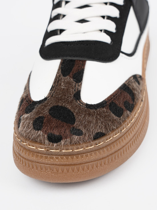 Schwarz-weiße Sneakers mit Leoparden-Details