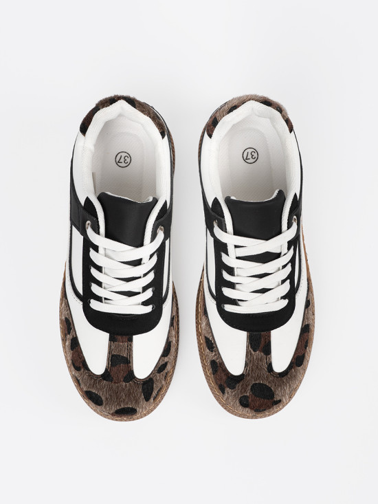 Schwarz-weiße Sneakers mit Leoparden-Details