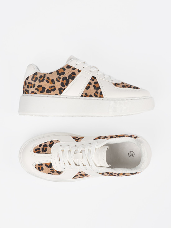 Weiße Sneakers mit Leopardenmuster-Details