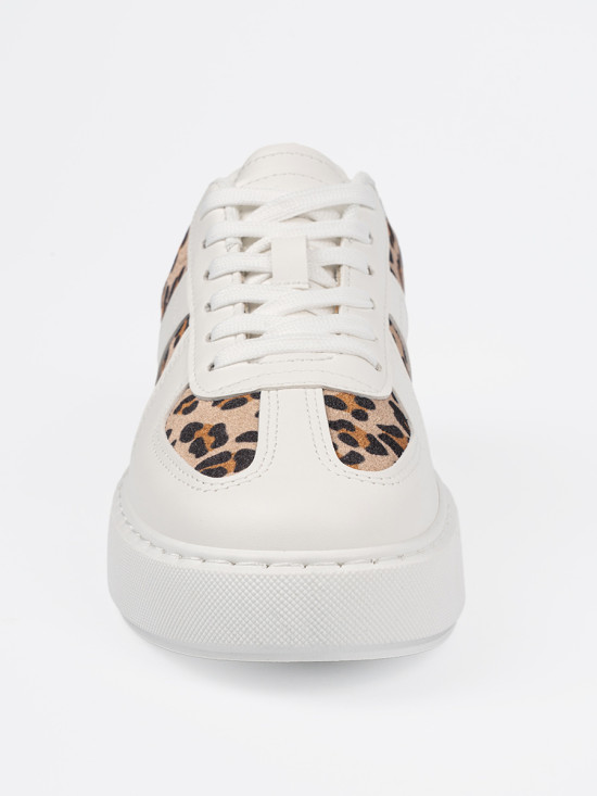 Weiße Sneakers mit Leopardenmuster-Details