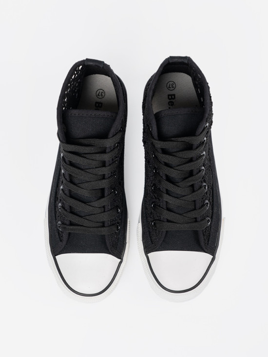 Luftige schwarze Sneakers