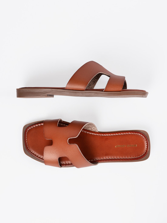 Braune Slipper mit offener Spitze