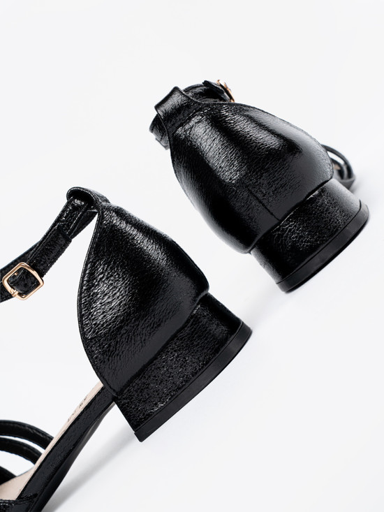 Elegante schwarze Sandalen mit niedrigem Absatz