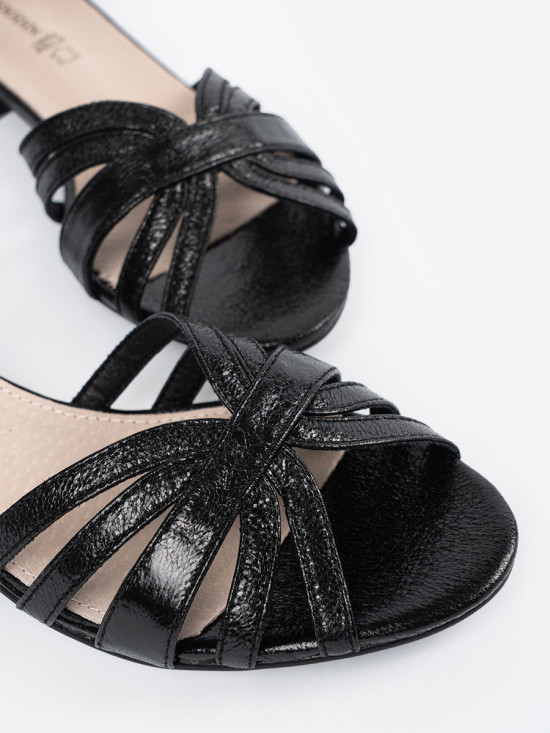 Elegante schwarze Sandalen mit niedrigem Absatz