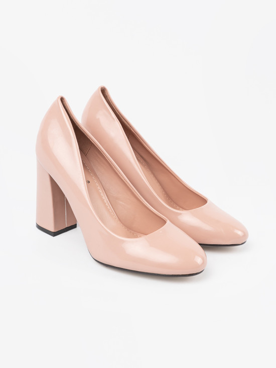 Helle beige lackierte Pumps mit Blockabsatz