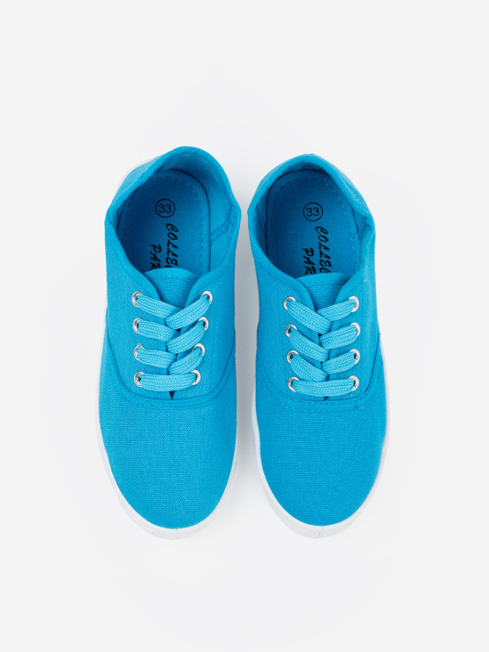 Blaue klassische Sneakers
