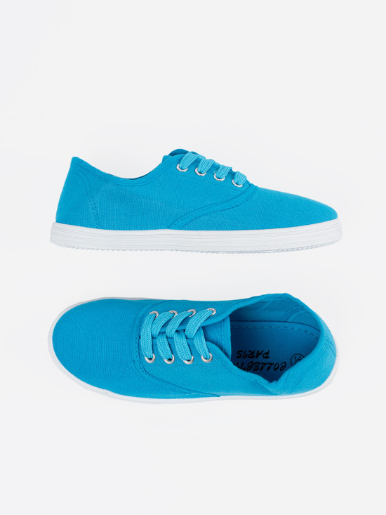 Blaue klassische Sneakers