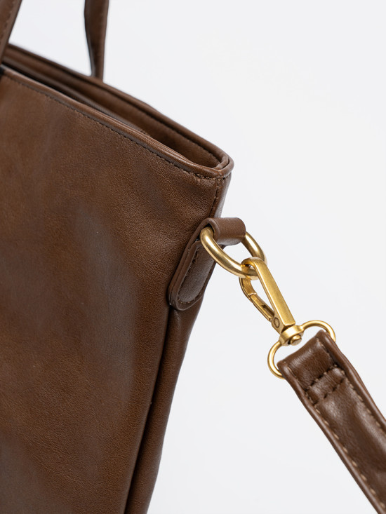 Braune Tasche mit goldenen Elementen