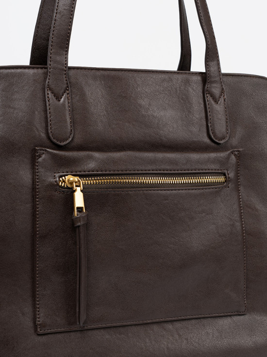 Dunkelbraune Tasche mit goldenen Elementen