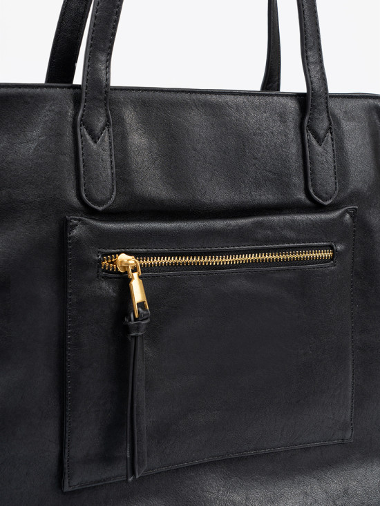 Schwarze Handtasche mit goldenen Elementen