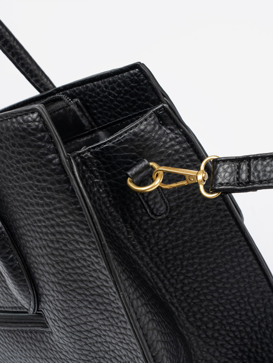 Klassische schwarze Umhängetasche