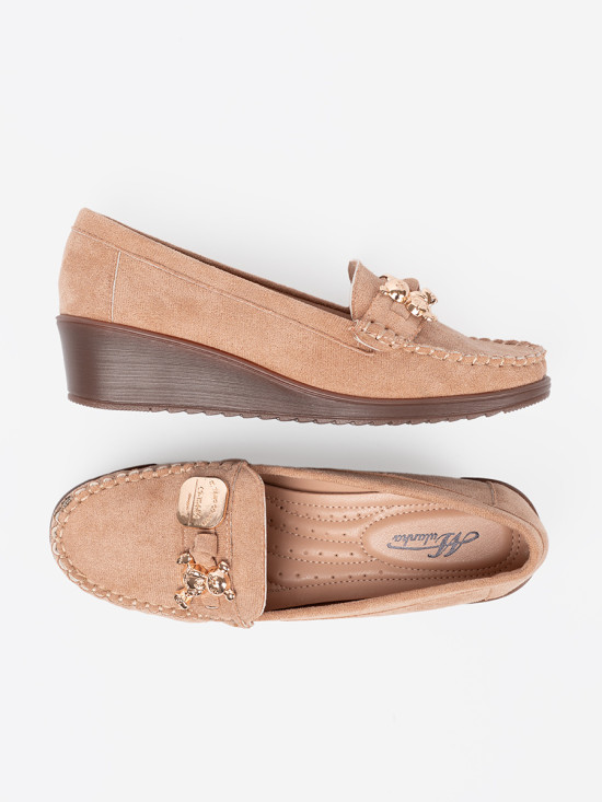 Beige Slipper mit Keilabsatz aus feinem Wildleder