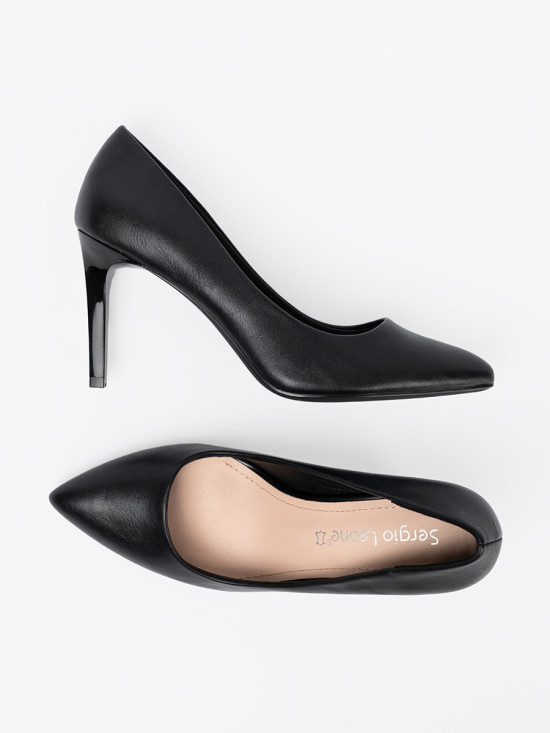 Klassische schwarze Pumps mit Absatz
