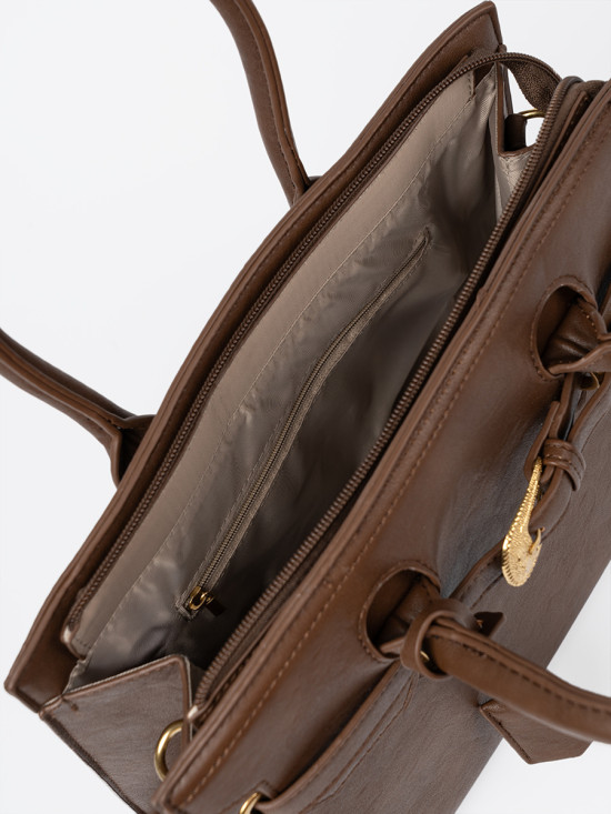 Braune Handtasche mit dekorativer goldener Schnalle