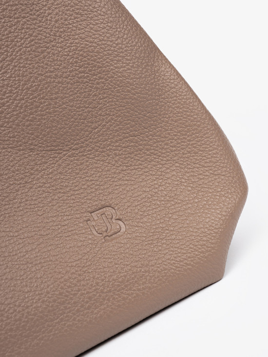 Elegante dunkelbeige Handtasche mit Kosmetiktasche