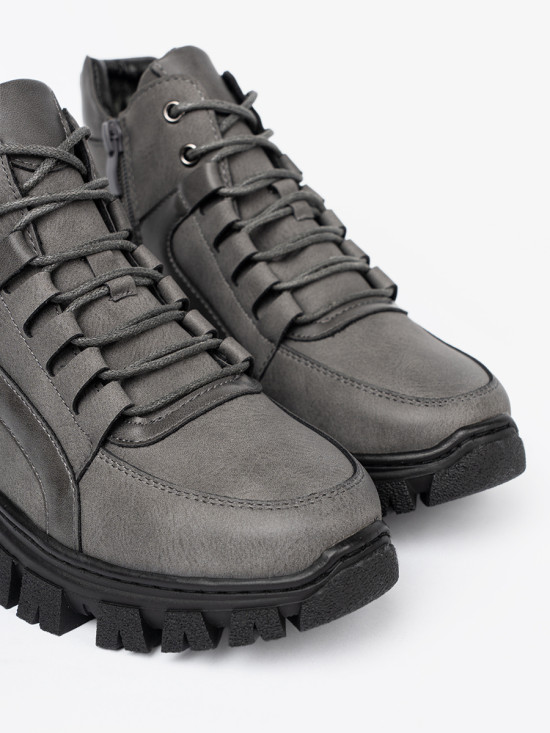 Graue Schnürstiefeletten mit dicker Sohle