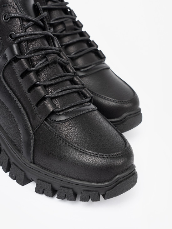 Schwarze Schnürstiefeletten mit dicker Sohle