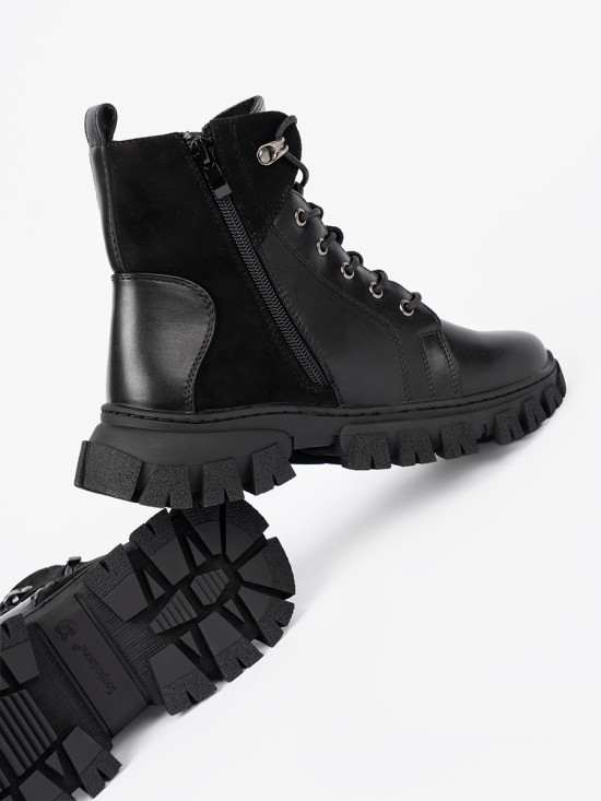 Schwarze Stiefeletten mit massiver Sohle und Reißverschluss