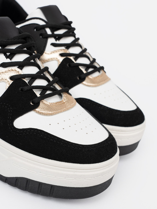 Schwarz-weiße Sneakers mit goldenen Details