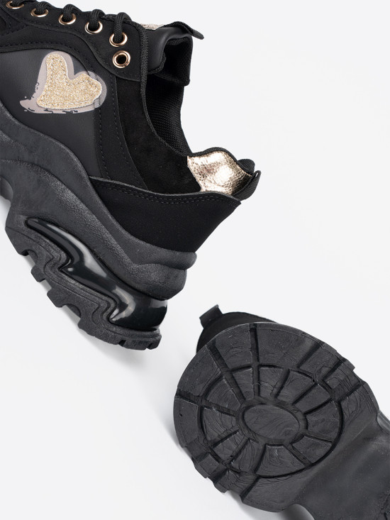 Schwarze Sneakers mit goldenem Herzen