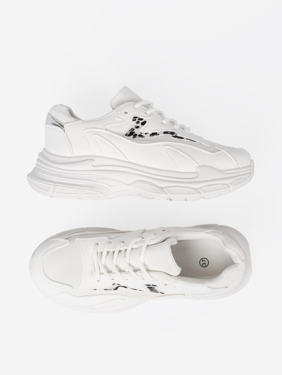 Weiße Sportschuhe mit dekorativem Akzent