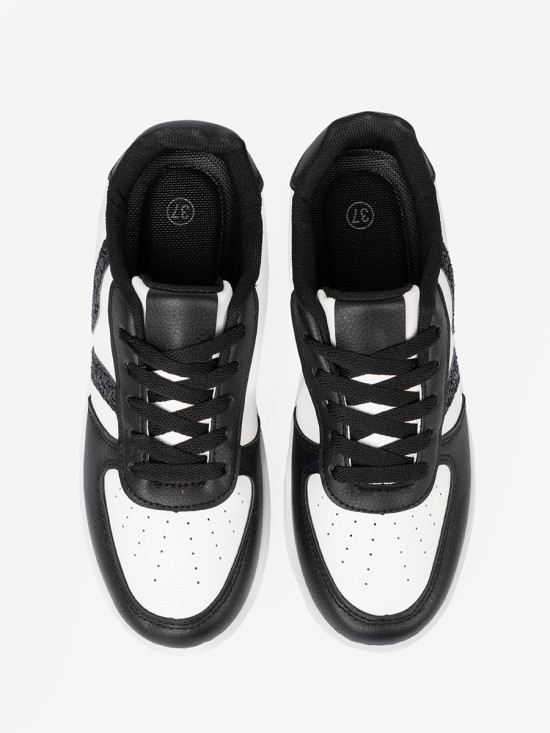 Stylische schwarz-weiße Sneakers mit glitzernden Details