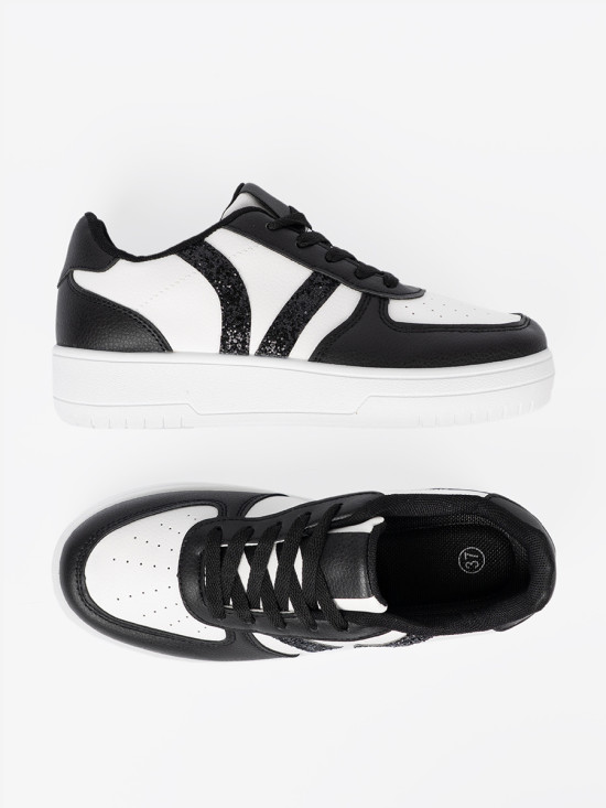 Stylische schwarz-weiße Sneakers mit glitzernden Details