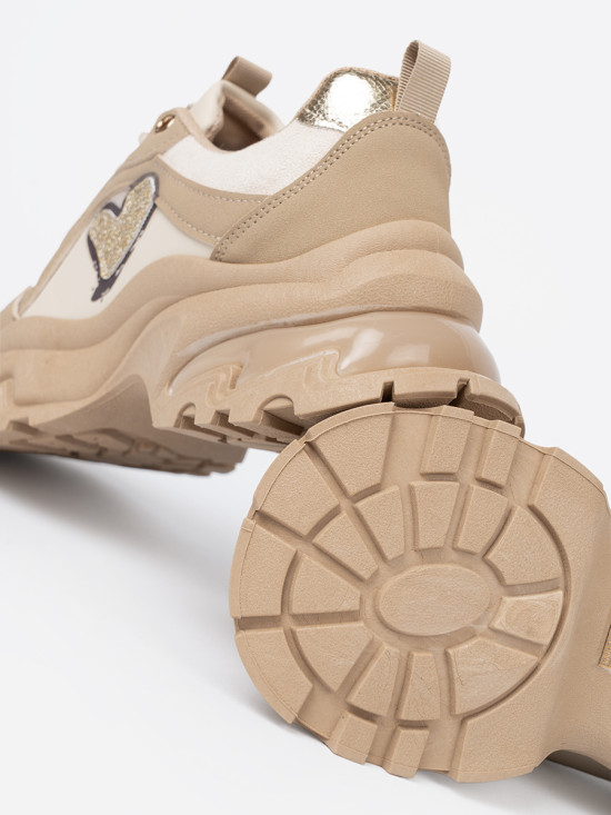Beige Sneakers mit dekorativem goldenen Herzen