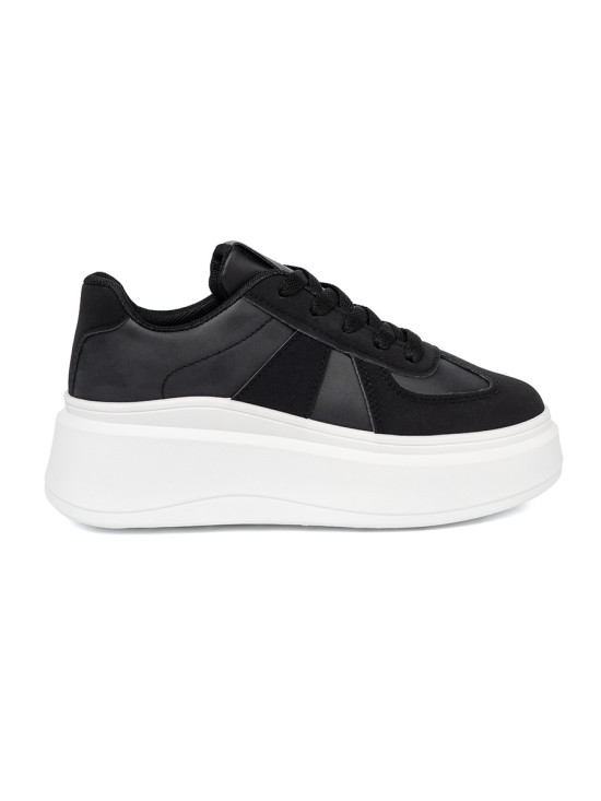 Klassische schwarze Sneakers mit dicker Sohle