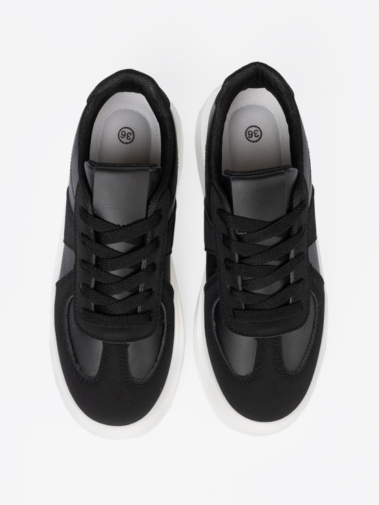 Klassische schwarze Sneakers mit dicker Sohle