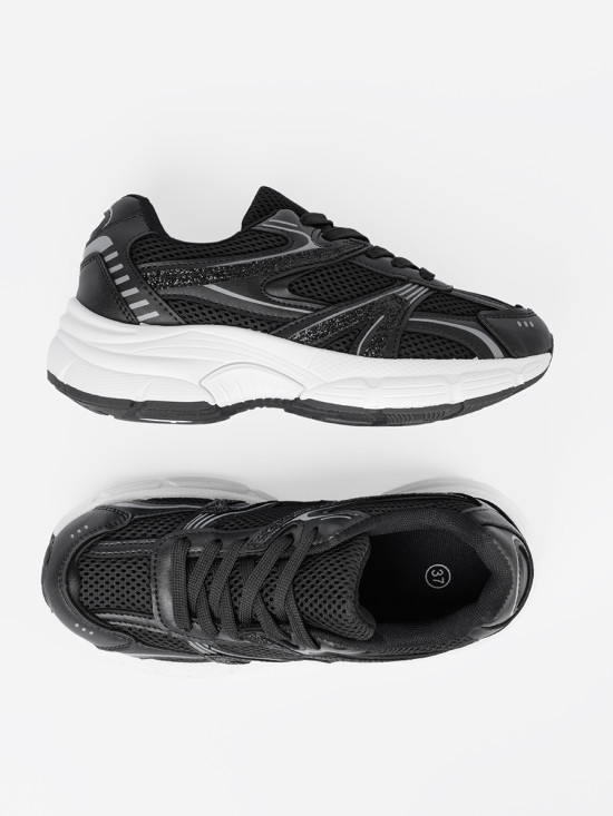 Schwarze Sneakers mit Netz und weißer Sohle