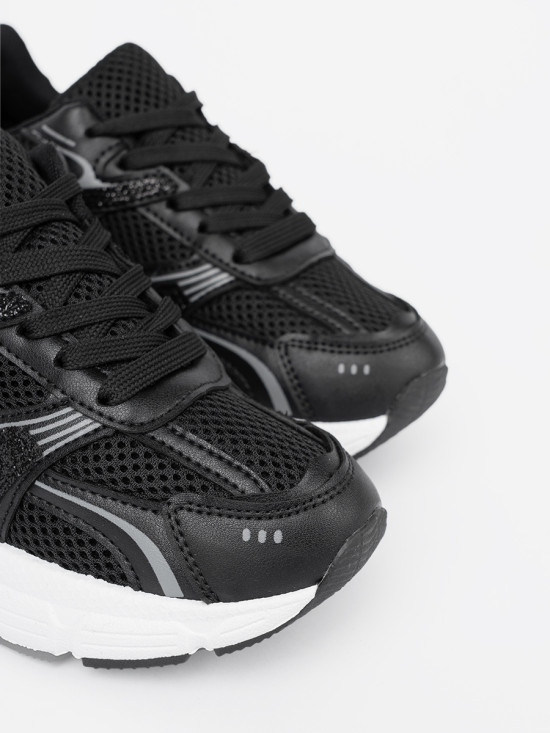 Schwarze Sneakers mit Netz und weißer Sohle