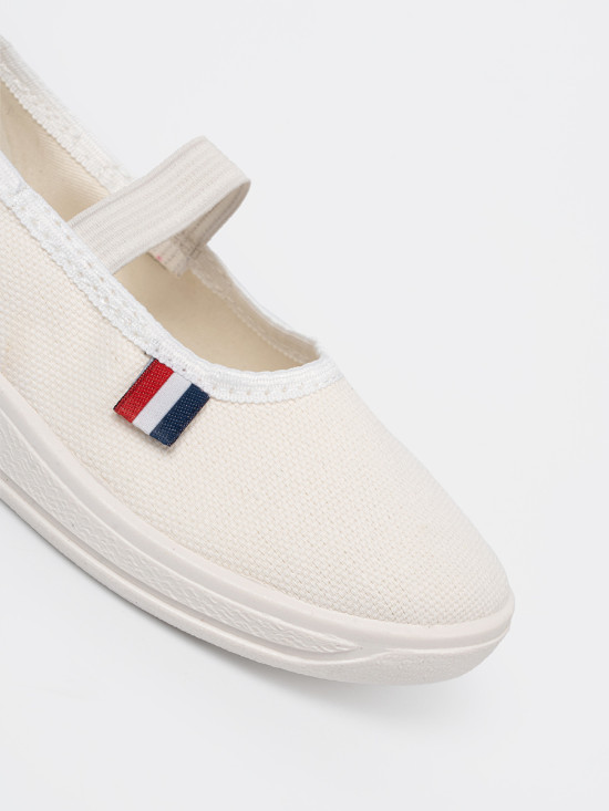 Leichte weiße Sneakers mit elastischem Riemen