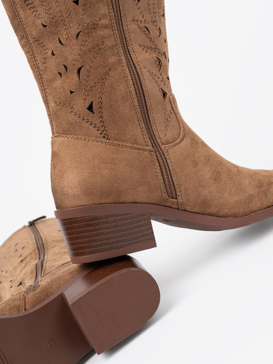 Braune Ajour-Stiefel über das Knie