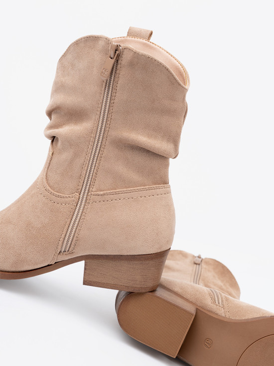 Beige Ankle Boots im klassischen Schnitt