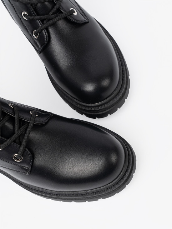 Schwarze Schnürstiefeletten mit metallischem Dekor