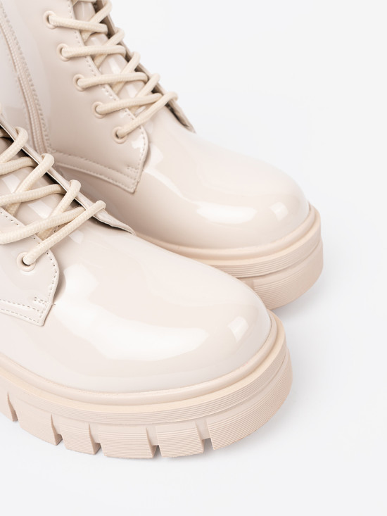 Stylische lackierte Stiefeletten in hellbeige