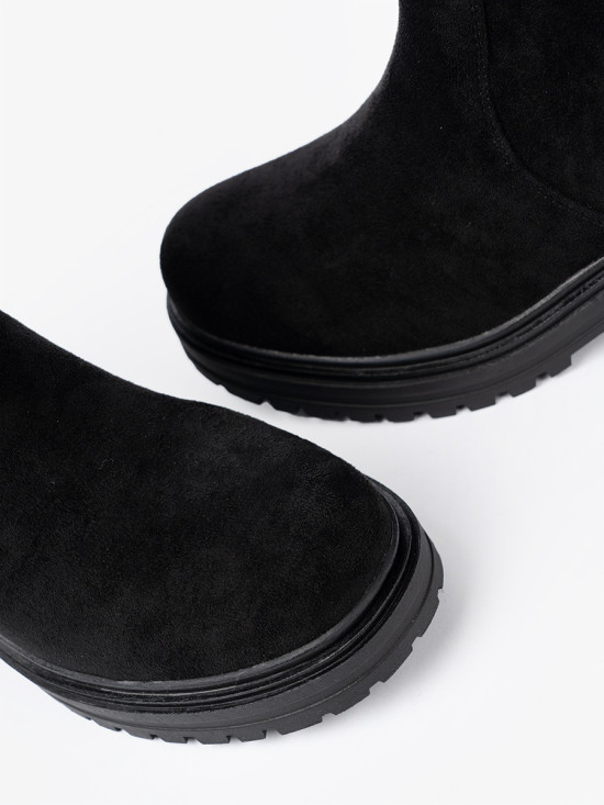 Schwarze Stiefeletten mit massiver Sohle