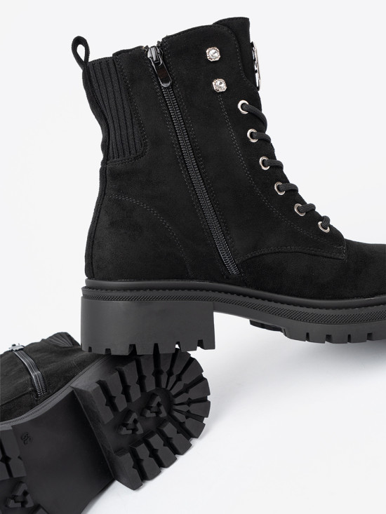 Elegante schwarze Worker mit glitzernden Kristallen