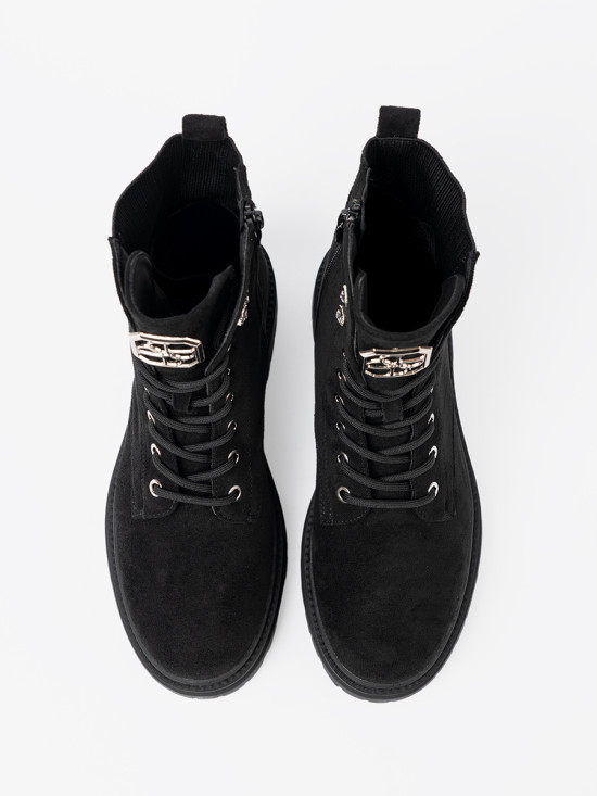 Elegante schwarze Worker mit glitzernden Kristallen