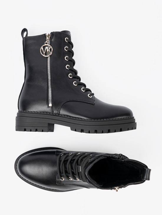 Stylische schwarze Worker mit metallischem Detail