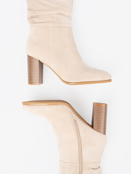 Helle beige Stiefeletten mit gerafftem Schaft