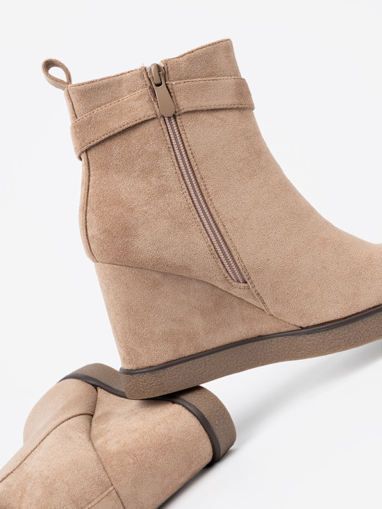 Beige Wedge-Stiefeletten mit dekorativer Schnalle