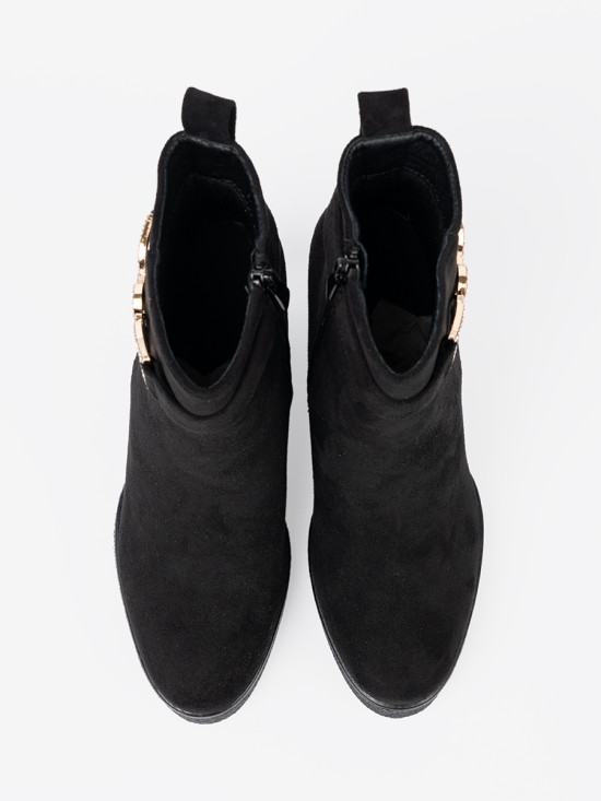 Schwarze Wildleder-Stiefeletten mit eleganter Schnalle