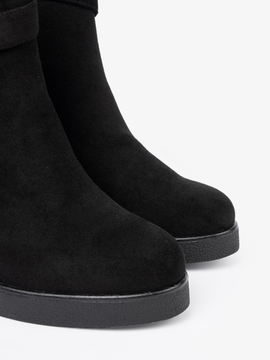 Schwarze Wildleder-Stiefeletten mit eleganter Schnalle